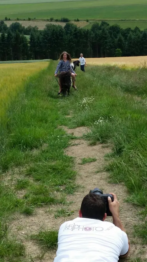 Knut fotografiert eine Reiterin mit Pferd auf einem Feldweg